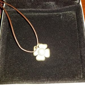 Pandora daisy clasp opener